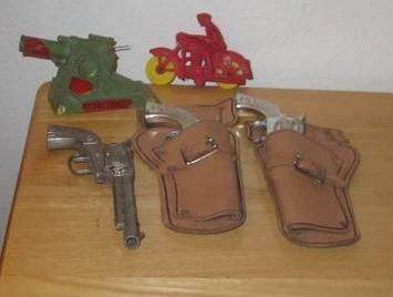lot 129 image: VINTAGE TOY GUNS