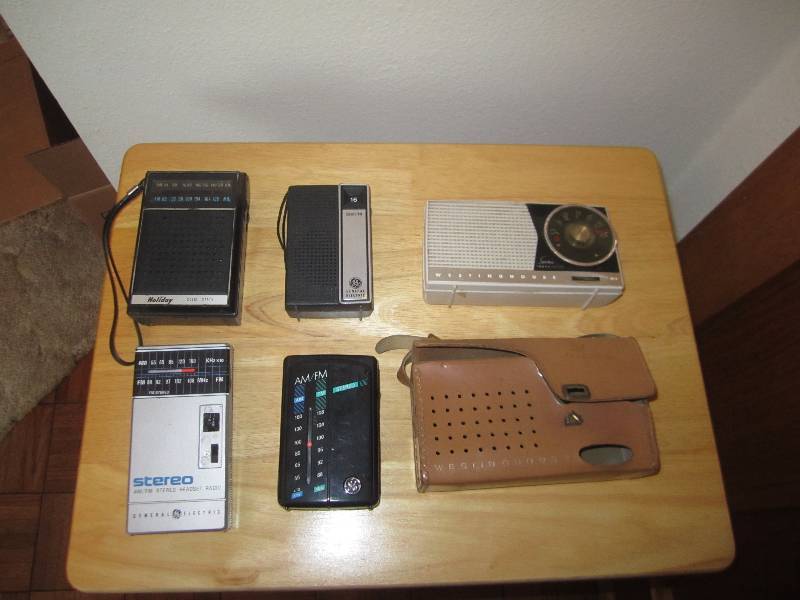 lot 121 image: TRANSISTOR RADIOS