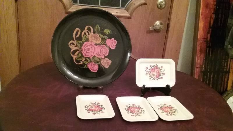 lot 117 image: DESSERT PLATES AND METAL TRAYS