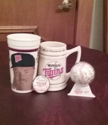 lot 115 image: 1987 MN TWINS ITEMS