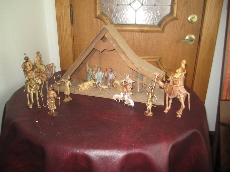 lot 122 image: WOODEN NATIVITY SCENE