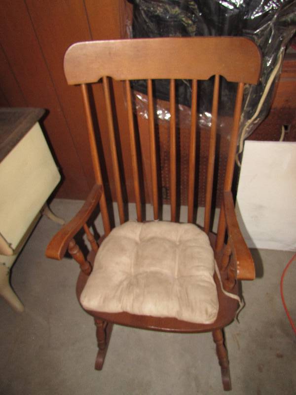 lot 2 image: VINTAGE ROCKING CHAIR WITH CUSHION