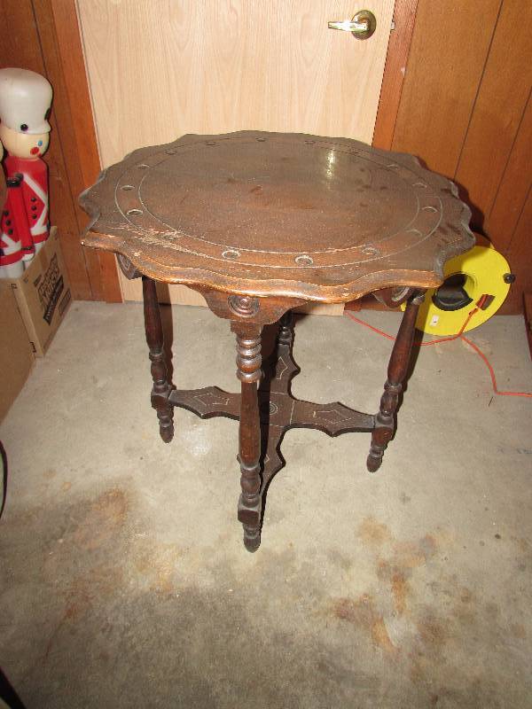 lot 7 image: ANTIQUE SIDE TABLE