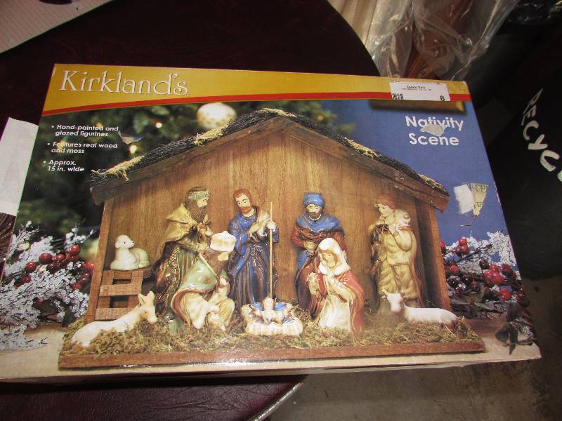 lot 8 image: NATIVITY SCENE SET