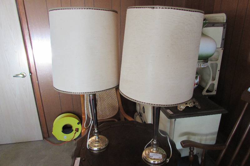 lot 11 image: PAIR OF VINTAGE LAMPS