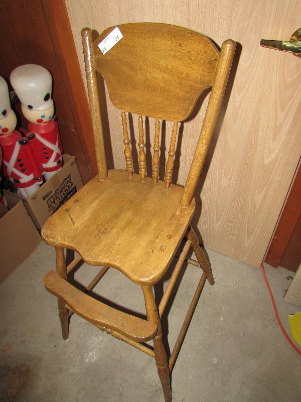 lot 21 image: HIGH CHAIR