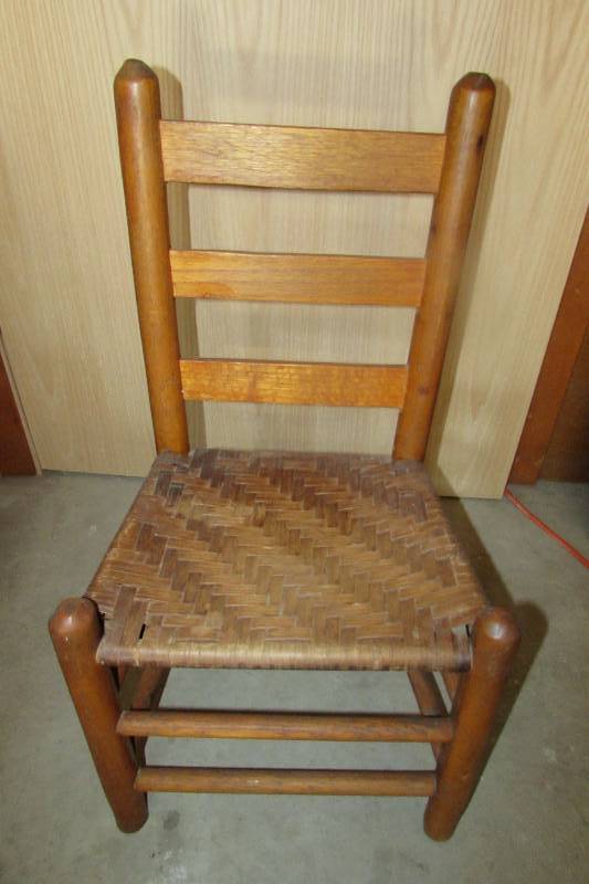 lot 22 image: VINTAGE CHILDS CHAIR