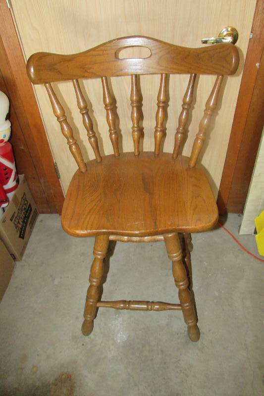 lot 23 image: BAR STOOL CHAIR