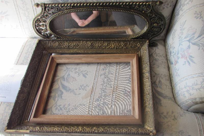 lot 30 image: VINTAGE PICTURE FRAMES