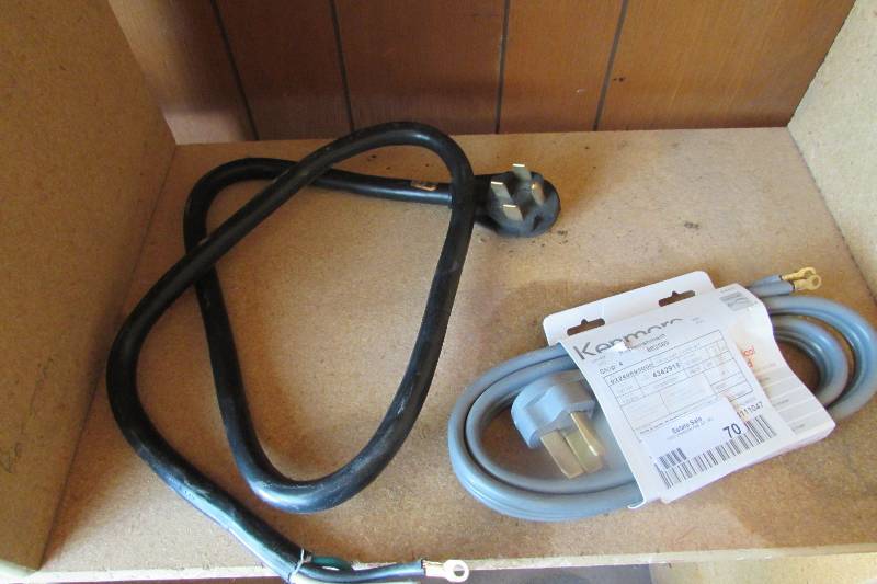 lot 70 image: 2 APPLIANCE REPLACEMENT CORDS