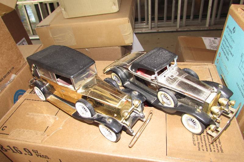 lot 84 image: TWO BATTERY OPERATED MODEL CARS