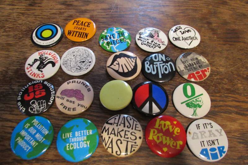 lot 211 image: VINTAGE PINS  BUTTONS, 70s PEACE, ENVIRONMENTAL, LOVE