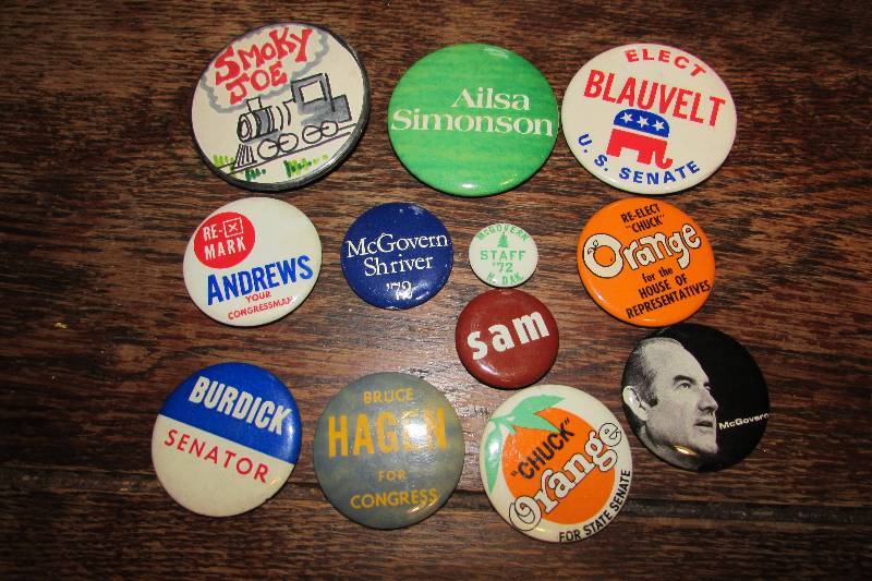 lot 220 image: VINTAGE PINS  BUTTONS, POLITICAL