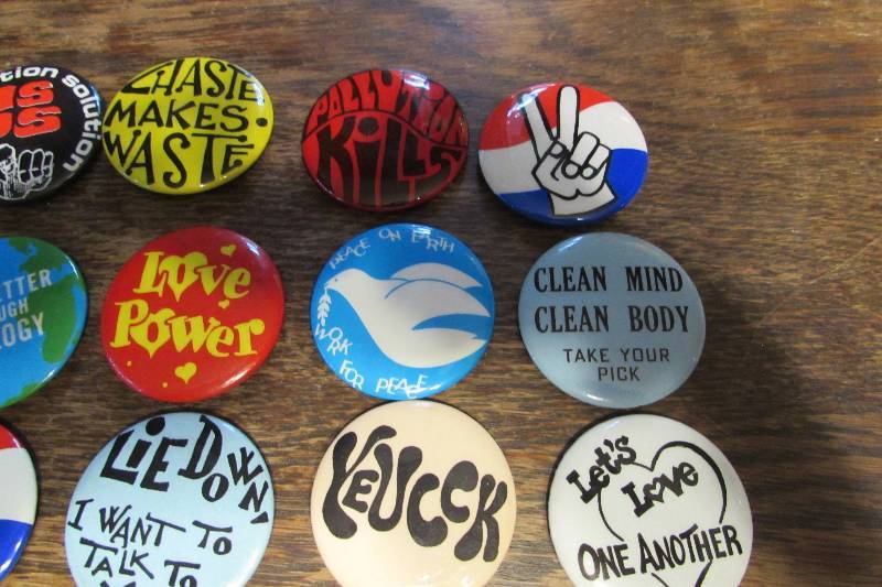 VINTAGE PINS / BUTTONS, 70s PEACE, ENVIRONMENTAL, LOVE, EMARD ESTATE  AUCTION-GRAND FORKS