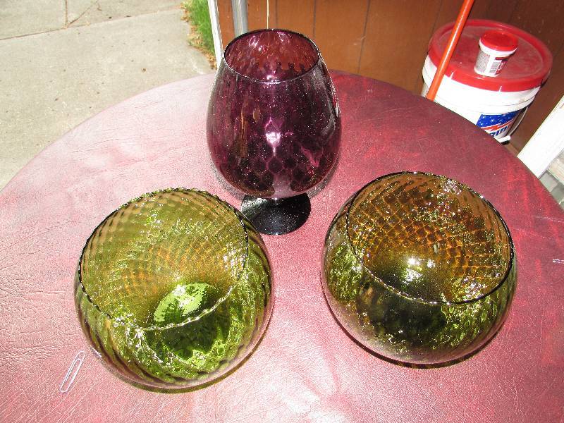 lot 89 image: 2 GREEN GLASS DECORATIVE FISH BOWLS AND PURPLE PEDESTAL BOWL