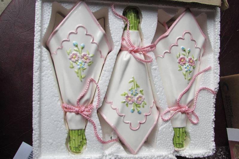 lot 104 image: SET OF THREE DECORATIVE WALL VASES