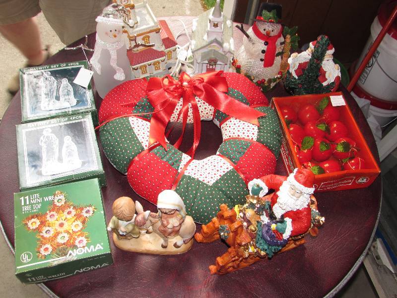 lot 107 image: CHRISTMAS DECOR