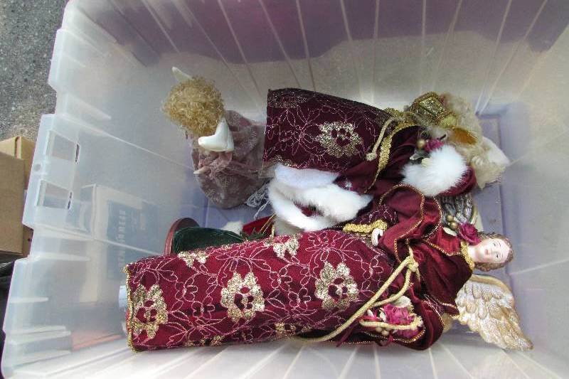 lot 128 image: CHRISTMAS DECOR ITEMS