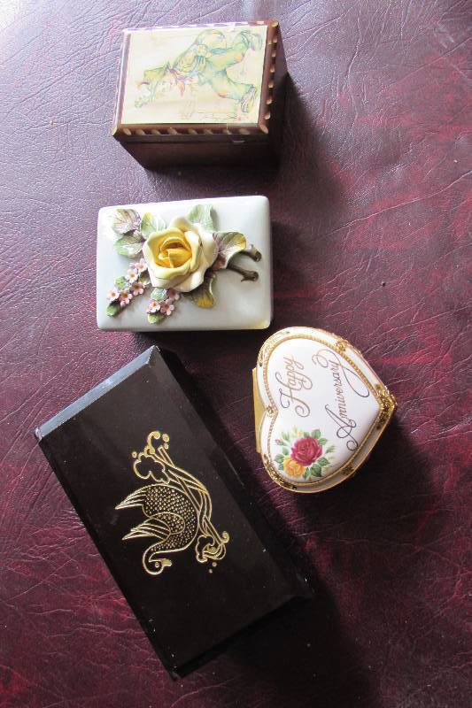 lot 144 image: 4 TRINKET  MUSIC BOXES
