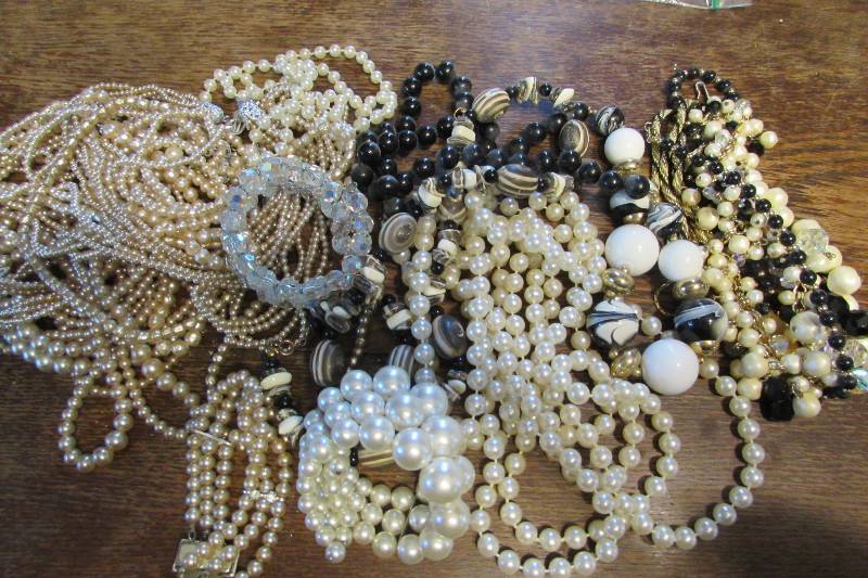 lot 167 image: VINTAGE TO NEWER JEWELRY LOT