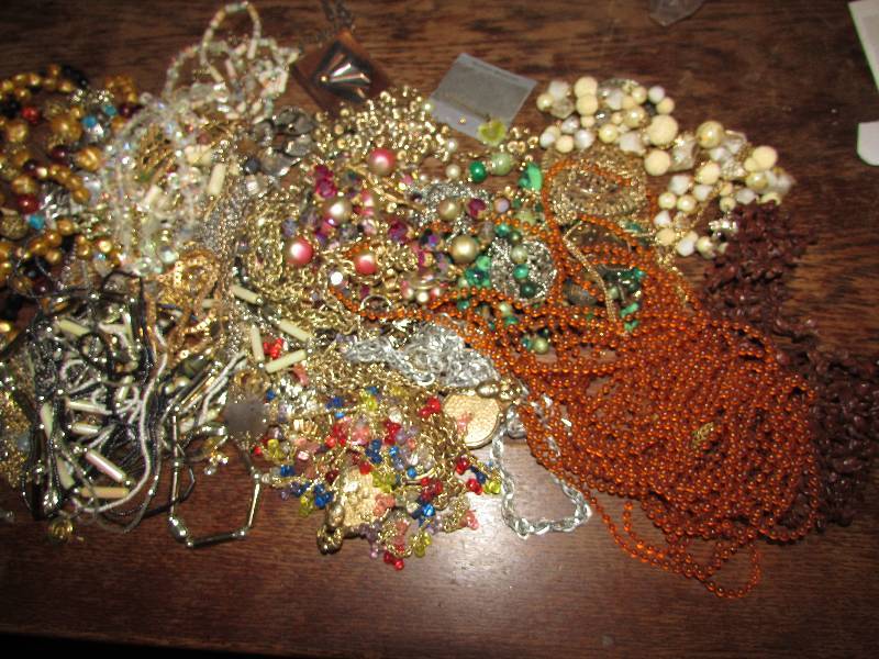 lot 170 image: VINTAGE TO NEWER JEWELRY LOT