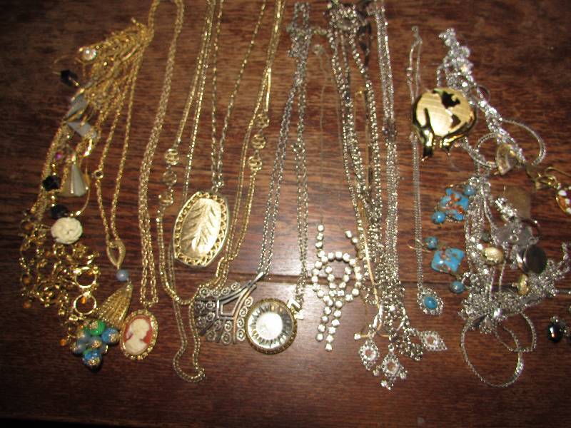 lot 171 image: VINTAGE TO NEWER JEWELRY LOT