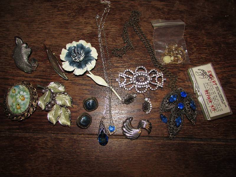 lot 173 image: VINTAGE TO NEWER JEWELRY LOT