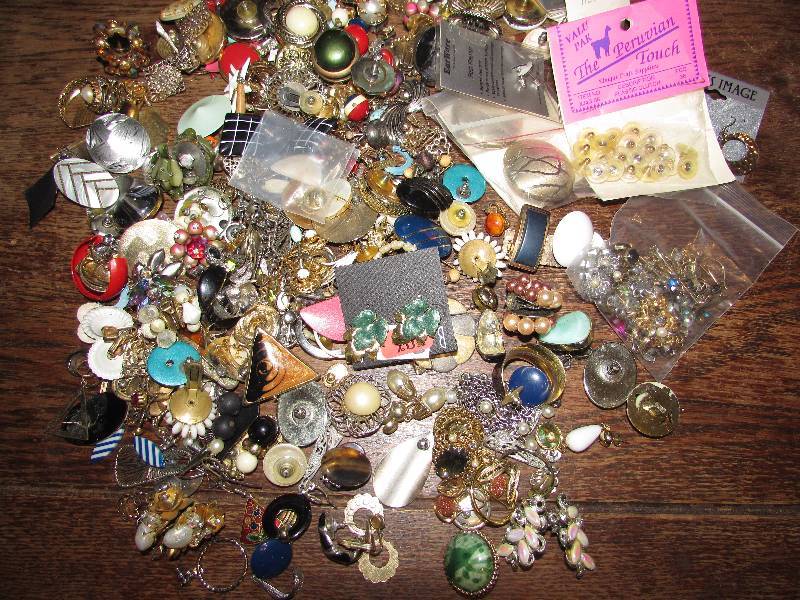 lot 174 image: VINTAGE TO NEWER JEWELRY LOT