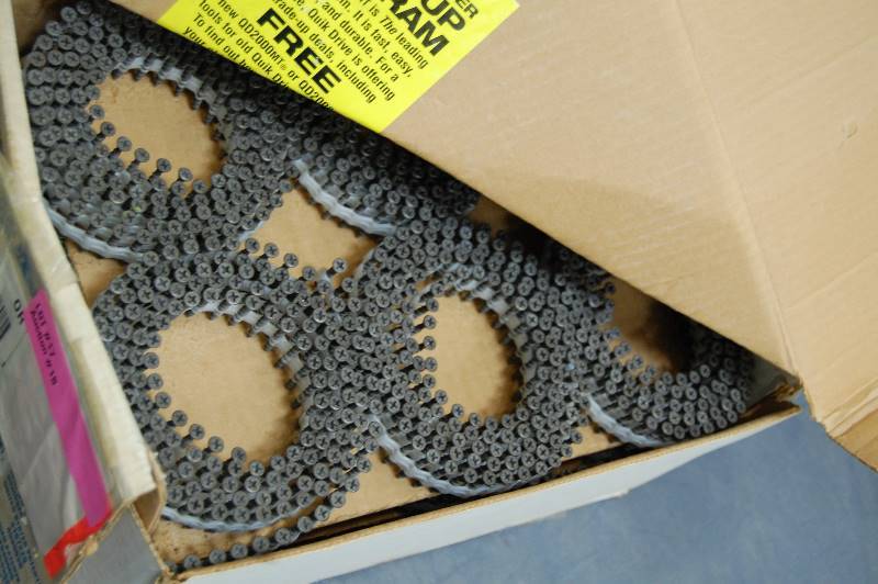 lot 17 image: 1 14 Collated Wood Screws