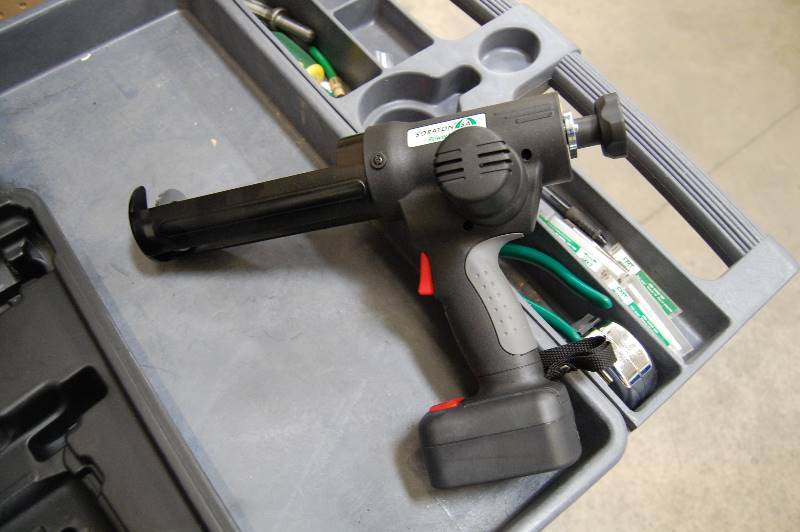 lot 20 image: 10.8V Power Caulking Gun