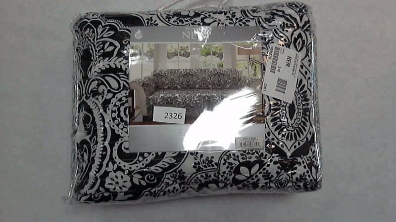 lot 2326 image: Lush Decor Aubree Furniture Protector Black-White