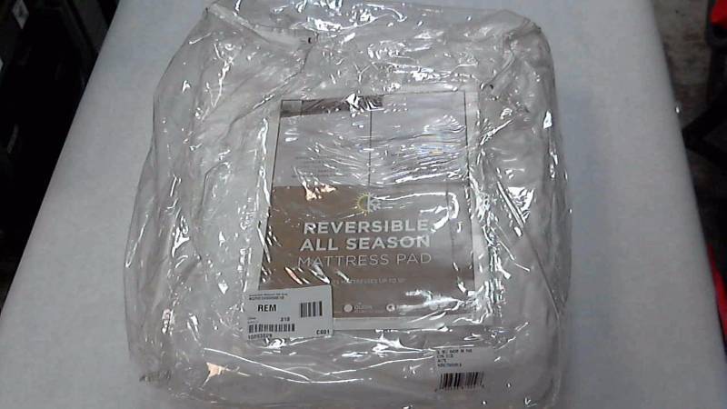 lot 2406 image: Reversible Mattress Pad King