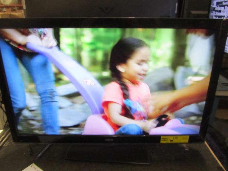 lot 71 image: RCA 39LB45RQ 39-Inch LCD Full 1080p 60Hz HDTV (Black)