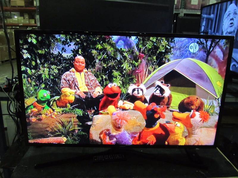 lot 79 image: Samsung UN43J5200 43-Inch 1080p Smart LED TV (2015 Model)