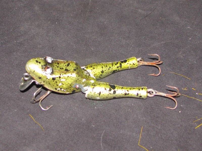 lot 17 image: Paw Paw Wood Frog Lure