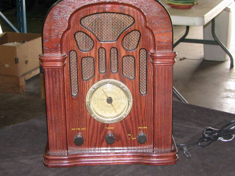 lot 29 image: Replica Old time Radio