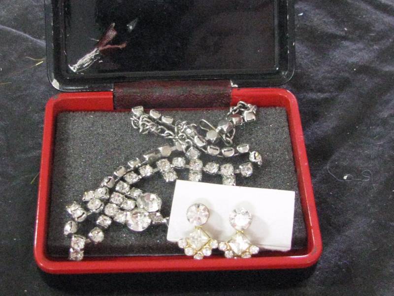 lot 34 image: Necklace & Earrings