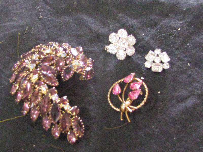 lot 37 image: Mixed Lot of Pins