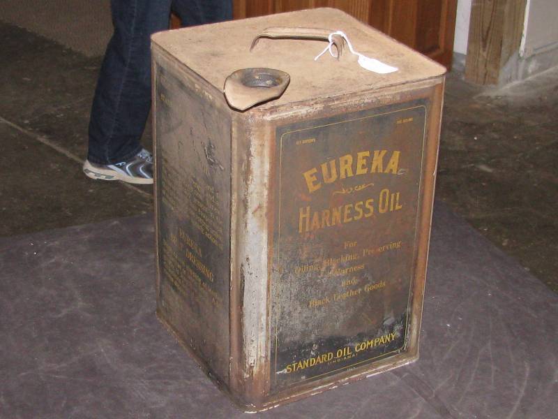lot 47 image: Standard Oil Eureka Harness Oil Can (Early)