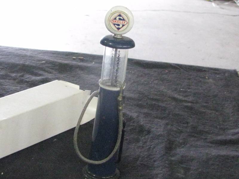 lot 70 image: Miniature Skelly Gas Pump