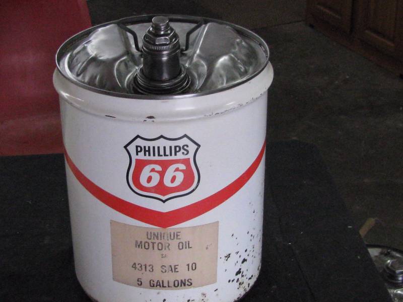 lot 78 image: Phillips 66 5gl Oil Can