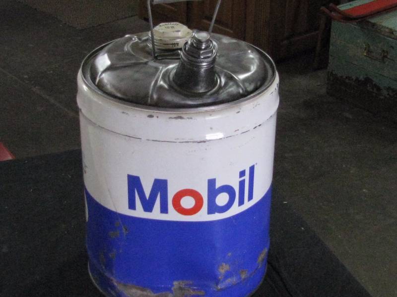lot 80 image: Mobil 5gl Oil Can