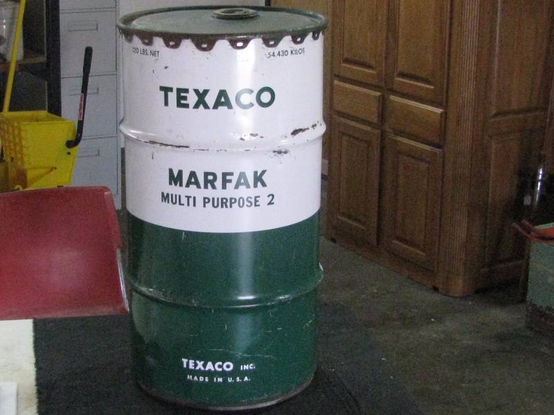 lot 82 image: Texaco 120lb Oil Can