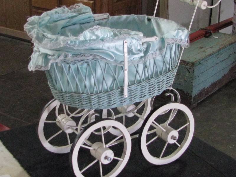 lot 83 image: Vintage Doll Buggy