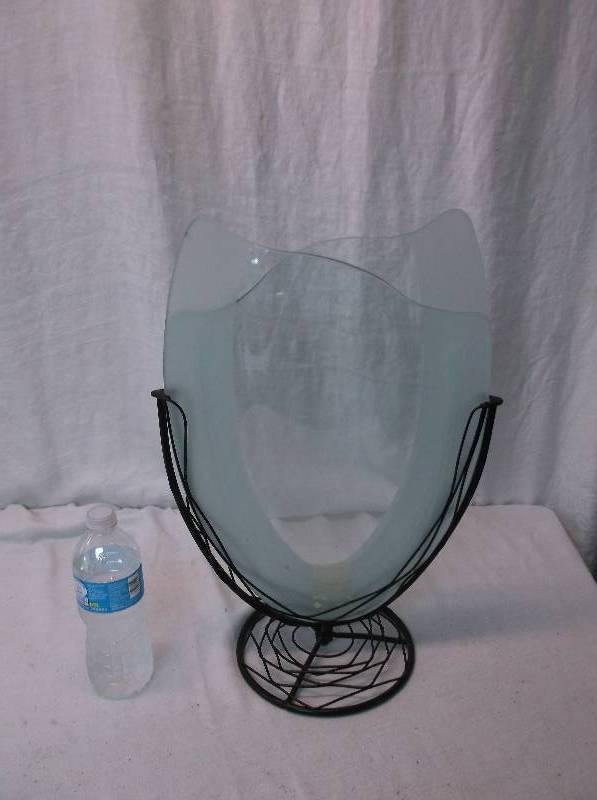 lot 15 image: Decor