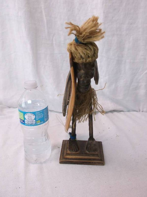 lot 16 image: Decor