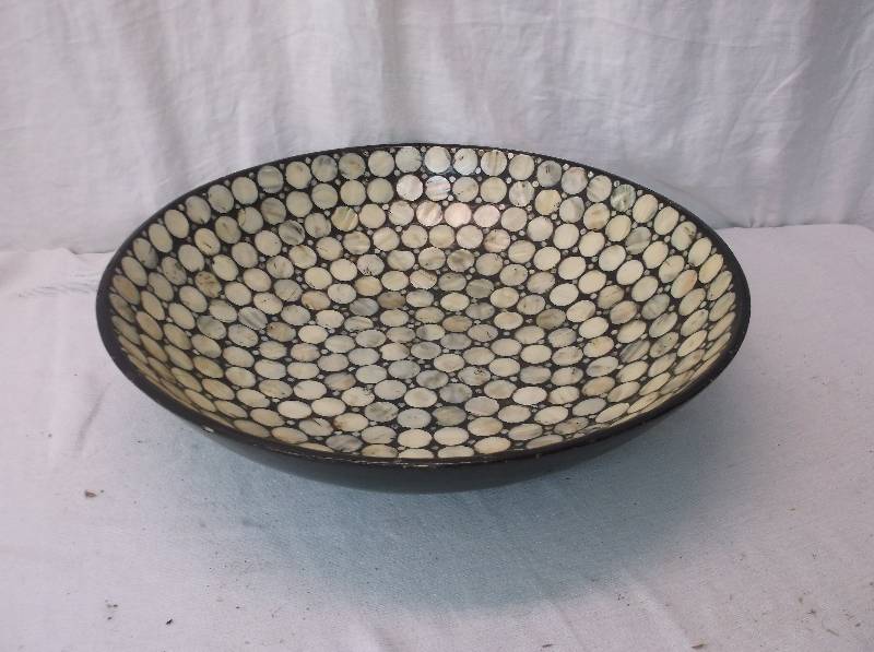 lot 18 image: Decor
