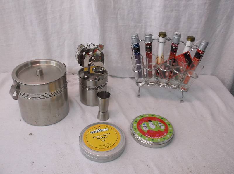 lot 19 image: Bar Accessories