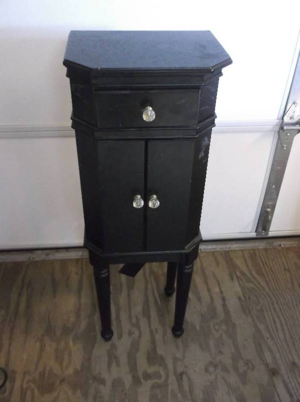 lot 34 image: Jewelry Box
