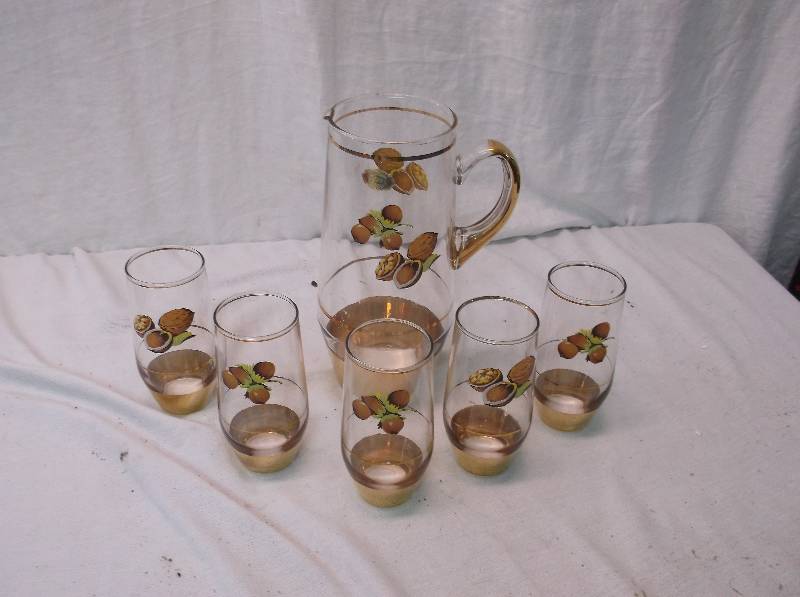 lot 48 image: Decor